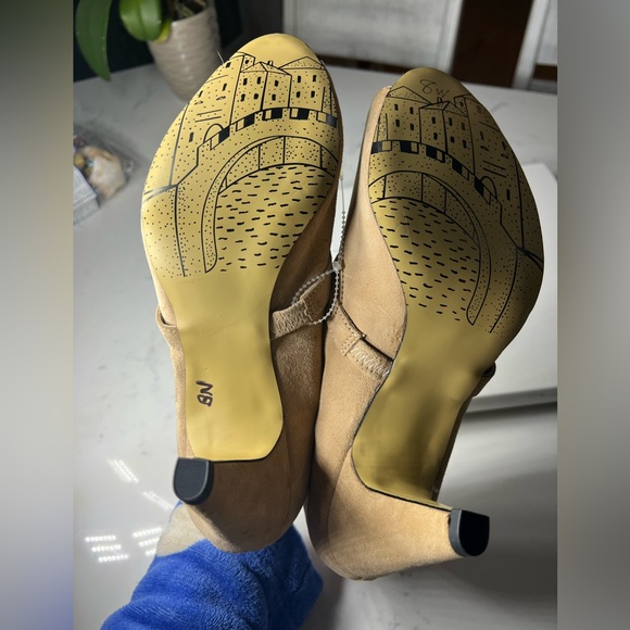 Bella Vita Women’s Peep Toe Suede Slip on Bootie size 12M Tan chic - Picture 12 of 15